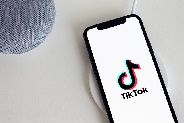 it’s-tiktok-vs-youtube-now as chinese-platform-tests-60-minute-uploads