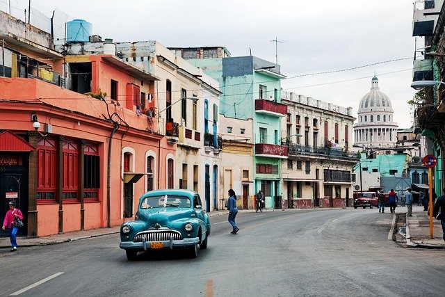 dollar-and-euro-continue-to-plummet-in-cuba’s-informal-currency-market